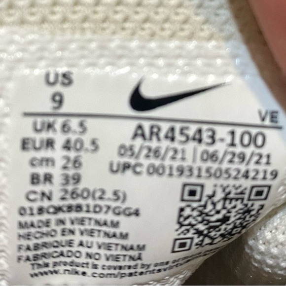 Womens Nikes size 9 - Picture 3 of 3